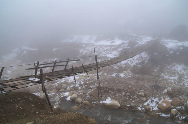 4 estações - fog old stone bridge - fotografias e filmes do acervo