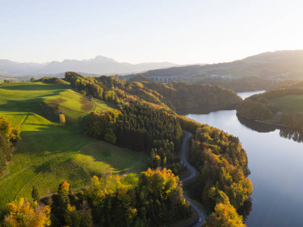 lago de la gruyère en otoño dorado - fribourg fotografías e imágenes de stock