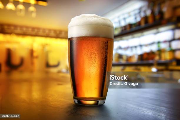 Foto de Cerveja No Pub e mais fotos de stock de Quartilho - Quartilho, Bar, Cervejaria