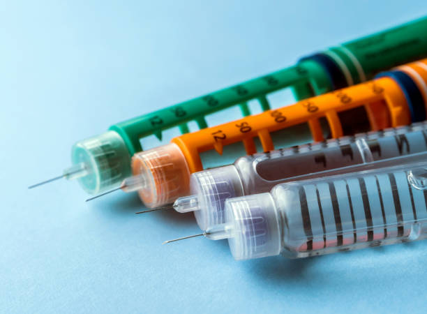 インスリン注射針や白い背景で隔離の糖尿病患者によって使用のためのペン - insulin diabetes pen injecting ストックフォトと画像