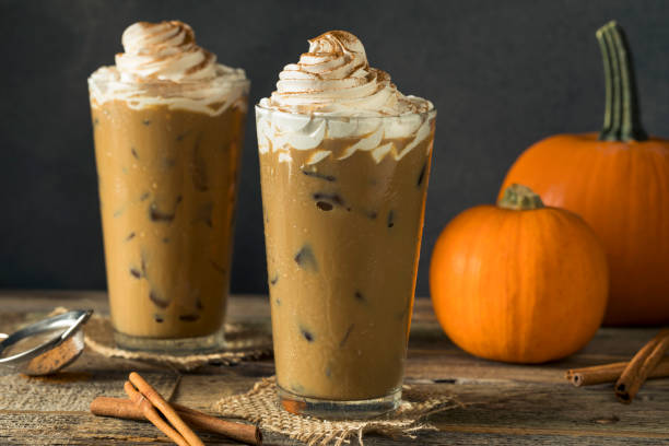 sweet iced pumpkin spice latte - latté pumpkin spice coffee imagens e fotografias de stock