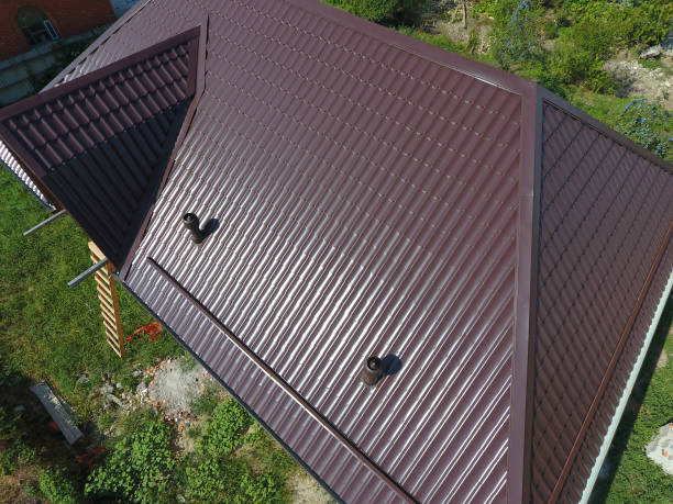 uma vista de cima, no telhado da casa. o telhado de chapa ondulada. coberturas de forma ondulada perfil de metal - saltério - fotografias e filmes do acervo