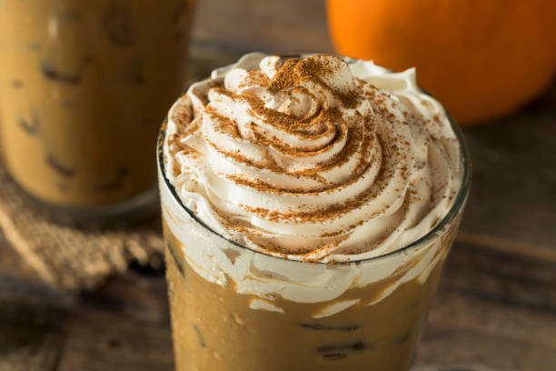 甘いアイスティー パンプキン スパイス ラテ - latté pumpkin spice coffee ストックフォトと画像