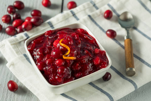 salsa dulce de arándanos casera - jellied cranberries fotos fotografías e imágenes de stock