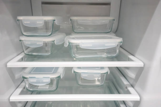 recipientes de alimento de vidro com tampa de plástico branco na nova geladeira aberta. - transparent ideas lid glass - fotografias e filmes do acervo