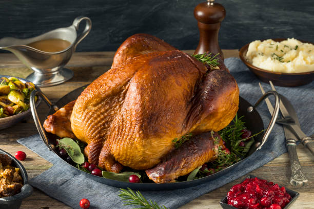 bio hausgemachten geräuchertem truthahn abendessen zum erntedankfest - roast turkey turkey thanksgiving holiday stock-fotos und bilder