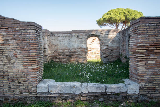 vista de primavera na antiga villa romana em ostia antica - hadrians villa - fotografias e filmes do acervo