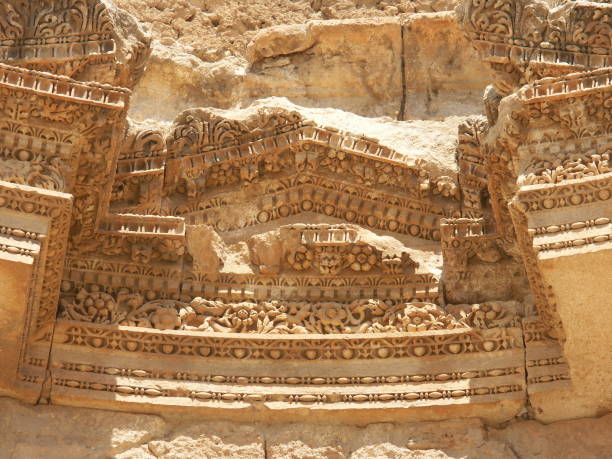 moulures de temple d’artémis dans les ruines de la vieille ville de jerash en jordanie - former famous place east architecture photos et images de collection