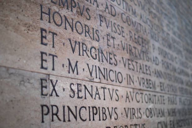 римская надпись. девы слово в центре внимания - julius caesar стоковые фото и изображения