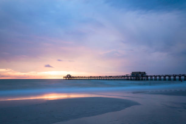 paraíso como nápoles praia ao pôr do sol, do sul da flórida, eua. - cloud sea beach umbrella sky - fotografias e filmes do acervo