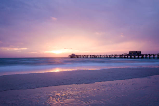 paraíso como nápoles praia ao pôr do sol, do sul da flórida, eua. - cloud sea beach umbrella sky - fotografias e filmes do acervo