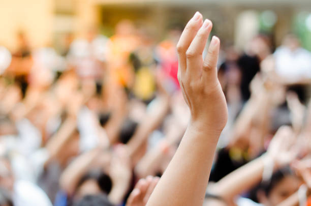 raising hands - jovens a votar imagens e fotografias de stock