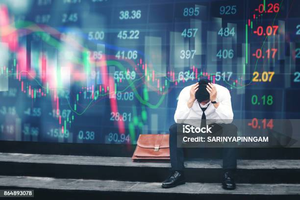 Müde Oder Gestresst Geschäftsmann Sitzt Auf Dem Gehweg In Panik Digitale Börse Finanziellen Hintergrund Stockfoto und mehr Bilder von Finanzen