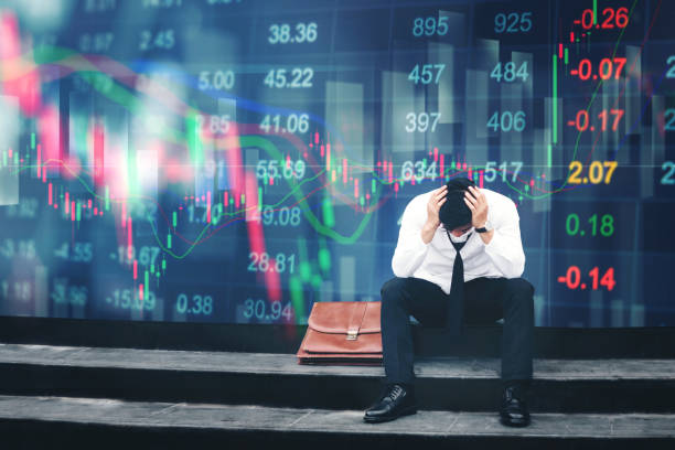 cansado o estresado hombre de negocios sentado en el pasillo en fondo financiero pánico bursátil digital - unemployment fotografías e imágenes de stock