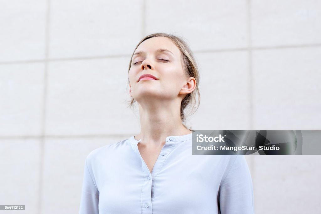 Détente jeune femme sentiment d’énergie spirituelle - Photo de Inhaler libre de droits