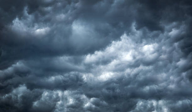 tempête de nuage noir en été avant la tornade est à venir. - mauvais présage photos et images de collection