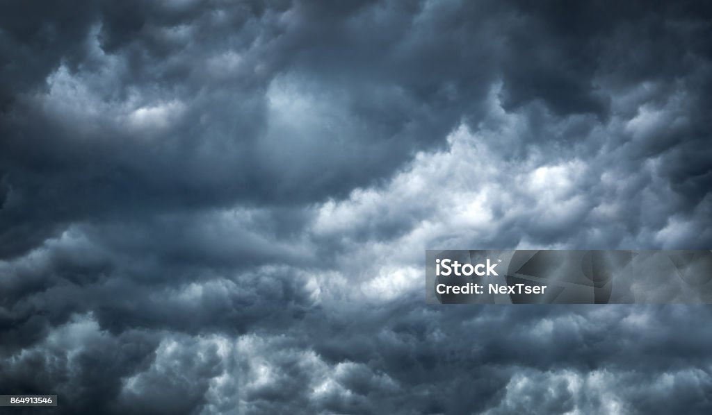 Tempesta nuvolosa scura in estate prima dell'arrivo del tornado. - Foto stock royalty-free di Pioggia