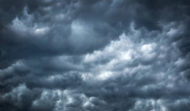 tempesta nuvolosa scura in estate prima dell'arrivo del tornado. - massa di nuvole foto e immagini stock