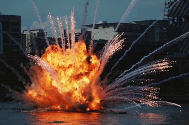 feuerball - sprengkörper stock-fotos und bilder