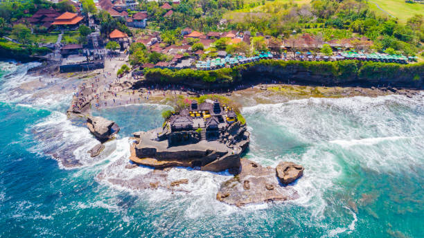 tanah lot - tempio nell'oceano. bali, indonesia. - travel destinations bali tanah lot temple foto e immagini stock