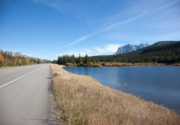 mountain and lake view in Alberta a view of the Canadian rocky mountains and a lake by the roadside in Jasper National Park, Alberta hinton alberta stock pictures, royalty-free photos & images