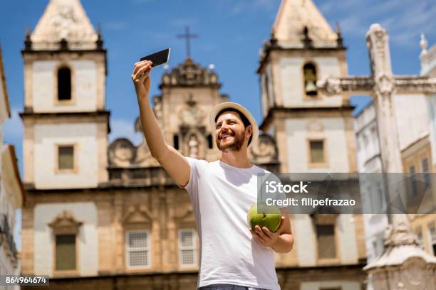 Photo libre de droit de Touriste Prenant Des Photos Selfie À Salvador Bahia Brésil banque d'images et plus d'images libres de droit de Tourisme