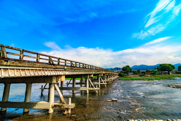 togetsukyo bridge em arashiyama kyoto no japão - togetsu kyo bridge - fotografias e filmes do acervo