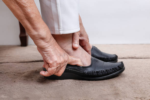 노인 여성 신발에 - slipper senior adult shoe human leg 뉴스 사진 이미지