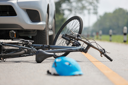 Accidente de tráfico accidente con bicicleta en carretera photo