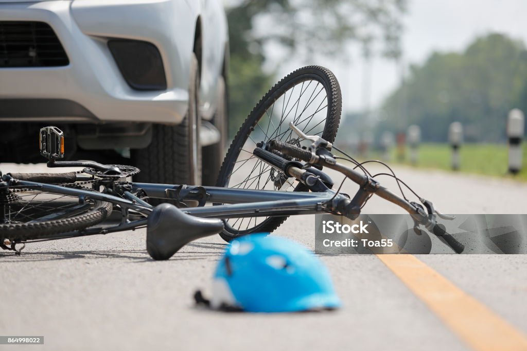 Accidente de tráfico accidente con bicicleta en carretera - Foto de stock de Andar en bicicleta libre de derechos