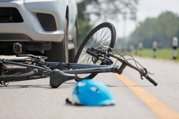accidente de tráfico accidente con bicicleta en carretera - andar en bicicleta fotos fotografías e imágenes de stock