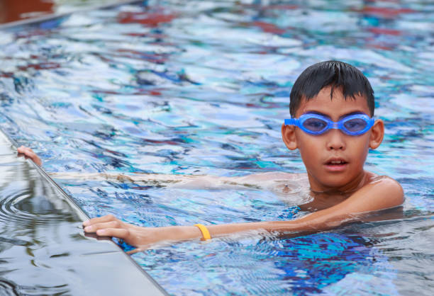 아시아 소년 행복 한 수영 스톡 사진