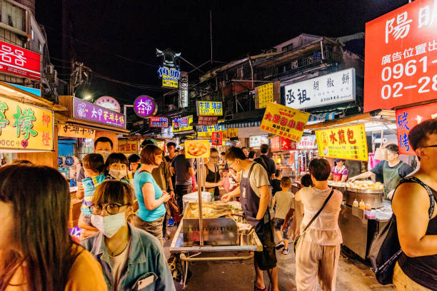 Shilin night market Taipei: This is Shilin night market a famous night market where many people come to try Taiwanese food and go shopping on July 11, 2017 in Taipei taiwan people stock pictures, royalty-free photos & images