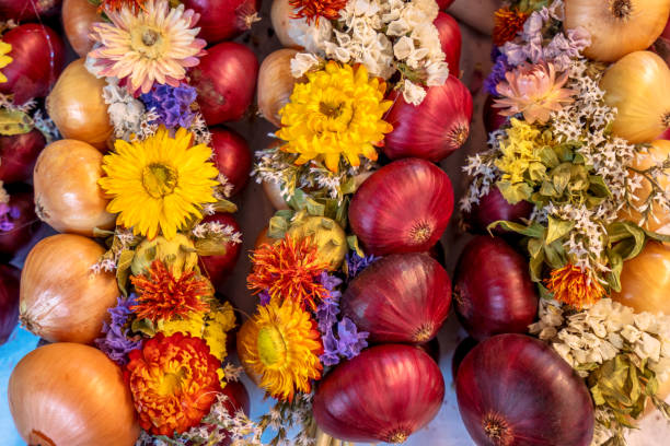 istock Onion plaits at traditional market in Weimar, Germany 865048820