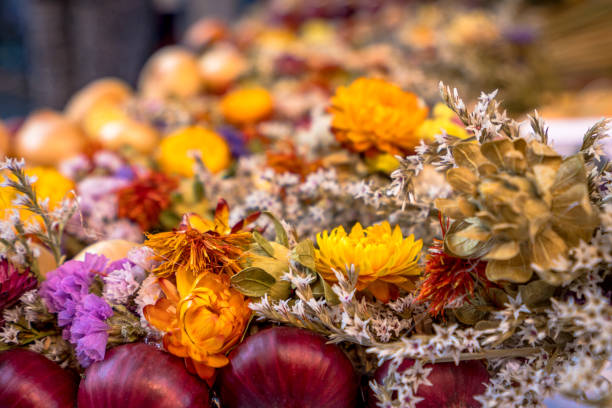 istock Onion plaits at traditional market in Weimar, Germany 865048876