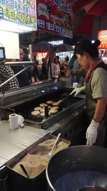 puesto de comida de la calle corea - television stand fotografías e imágenes de stock