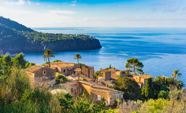 krásná malá vesnice na pobřeží ostrova mallorca, španělsko středozemní moře - mallorca - stock snímky, obrázky a fotky
