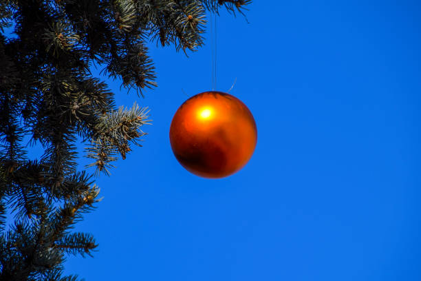 장식 새 해 나무입니다. 틴 셀에 및 장난감, 공 및 다른 데코 - deco decoration christmas christmas tree 뉴스 사진 이미지