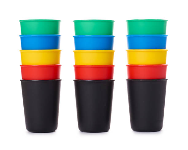 baldes de cor para o jogo ou bebidas isoladas no fundo branco - shot tower - fotografias e filmes do acervo