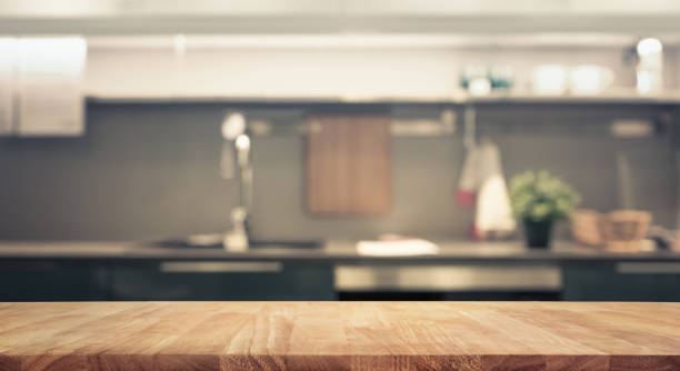 madera mesa de desenfoque de fondo de ambiente de pared de cocina - mesa de preparación en la cocina fotografías e imágenes de stock