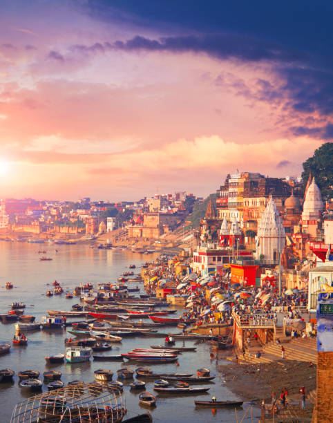 святой город варанаси и река ганг - varanasi indian culture nautical vessel ganges river стоковые фото и изображения