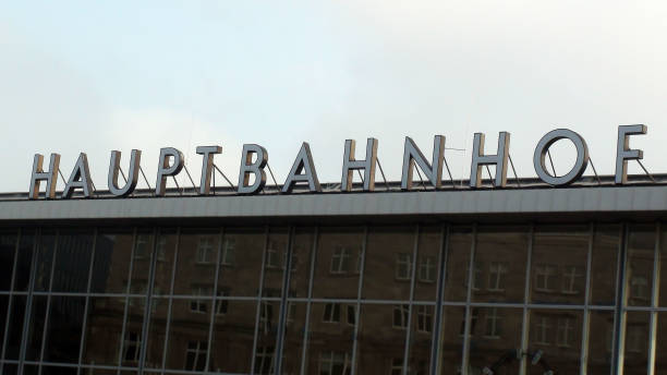 istock Cologne Central Railway Station Building Exterior View In Germany 865081444