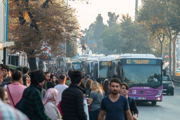 besiktas 사람들 기다리는 버스, 이스탄불 - besiktas 뉴스 사진 이미지