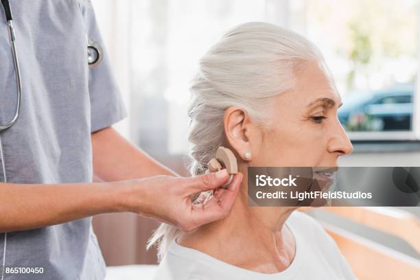 Verpleegkundige En Patiënt Met Gehoorapparaat Stockfoto en meer beelden van Hoortoestel - Hoortoestel, Volwassen vrouwen, Bejaard