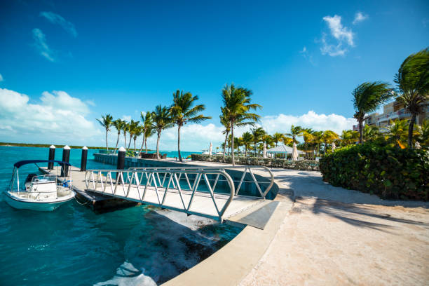 barcos de recreio, ancorada em turks e caicos - providenciales - fotografias e filmes do acervo