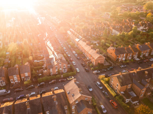 クロスの上に沈む夕日の空撮伝統的な英国郊外の道路 - house residential district residential structure car ストックフォトと画像