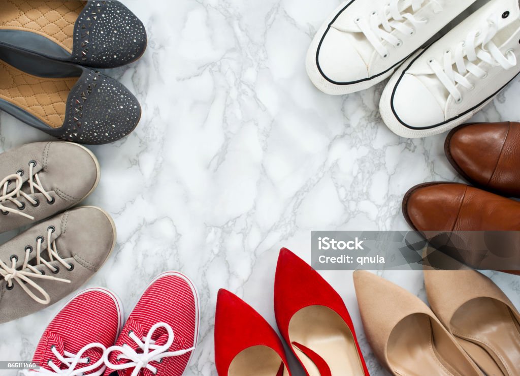 Flatlay - variedad de los zapatos de mujer colores sobre fondo blanco, de mármol, elegante de la moda. - Foto de stock de Calzado libre de derechos