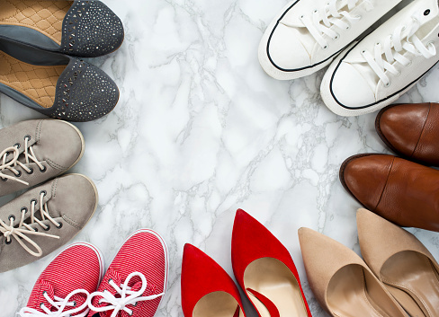  Flatlay Variedad De Los Zapatos De Mujer Colores Sobre Fondo Blanco De Mármol Elegante De La Moda Foto de stock y más banco de imágenes de Calzado