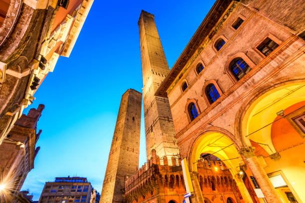 болонья, эмилия-романья - италия - две башни - torre degli asinelli стоковые фото и изображения