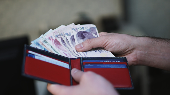 Hombre con dinero turco Lira moneda y una billetera photo